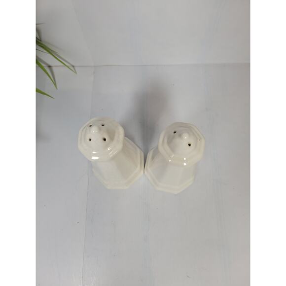 Vintage Pfaltzgraff Heritage White Salt and Pepper Shaker Set, Made in USA - Picture 2 of 5